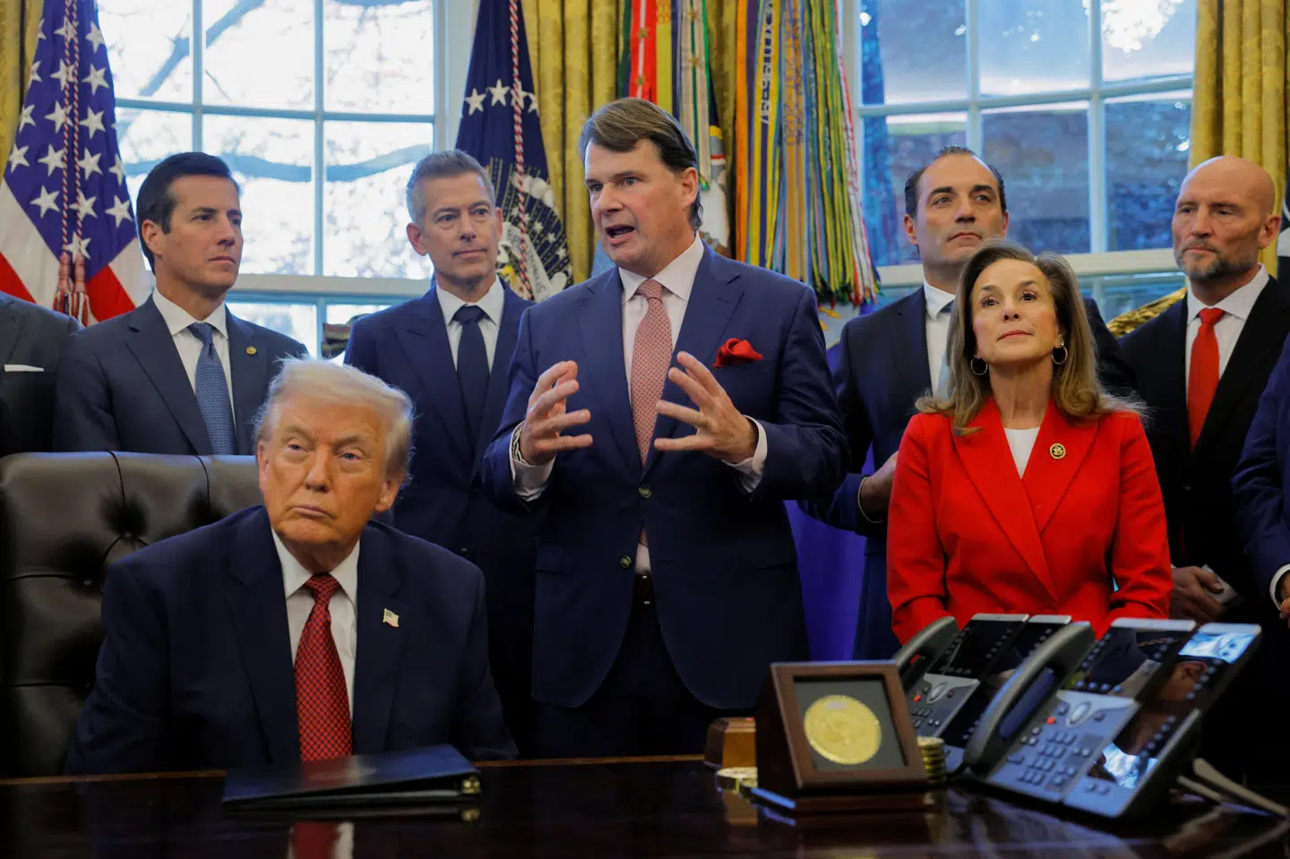 Donald Trump er flankeret af direktører fra flere af de største amerikanske bilfabrikanter i Det Hvide Hus.