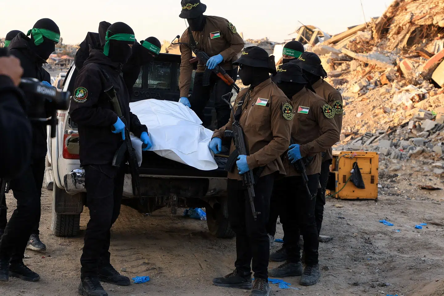 Den militante bevægelse Hamas udleverede onsdag et lig til Røde Kors som en del af våbenhvileaftalen med Israel. Nu er liget blevet identificeret.