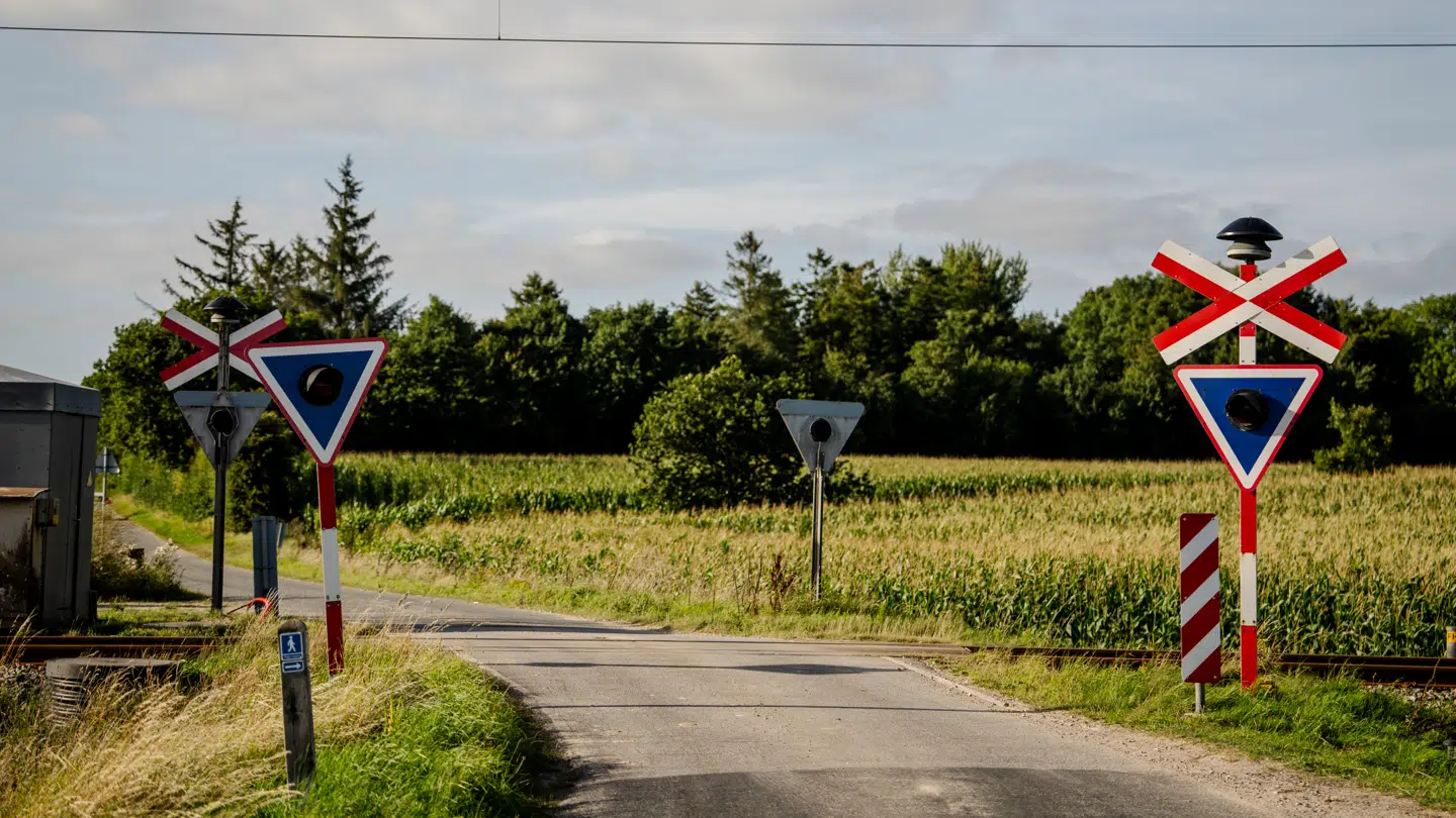 Arkivfoto af en jernbaneoverskæring uden bom ved Kådnervej nær Bjerndrup i Sønderjylland.