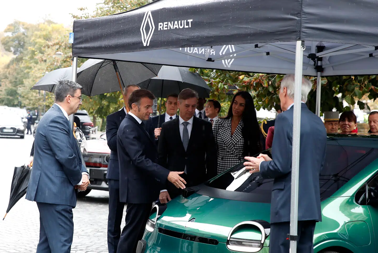 Den franske præsident, Emmanuel Macron, ser under et besøg i Ljubljana i Slovenien i oktober på en elbil fra Renault sammen med den slovenske premierminister, Robert Golob. Bilen skal produceres i Slovenien.