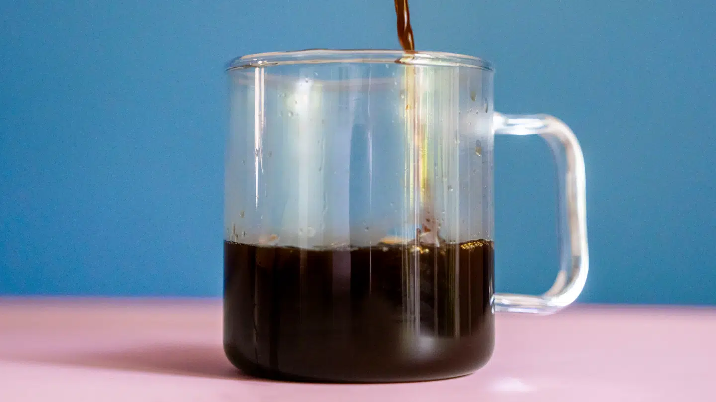 Kaffen, vi er vant til herhjemme, er under pres, så fremover skal vi vænne os til at drikke dårligere kaffe, lyder det fra en ekspert.