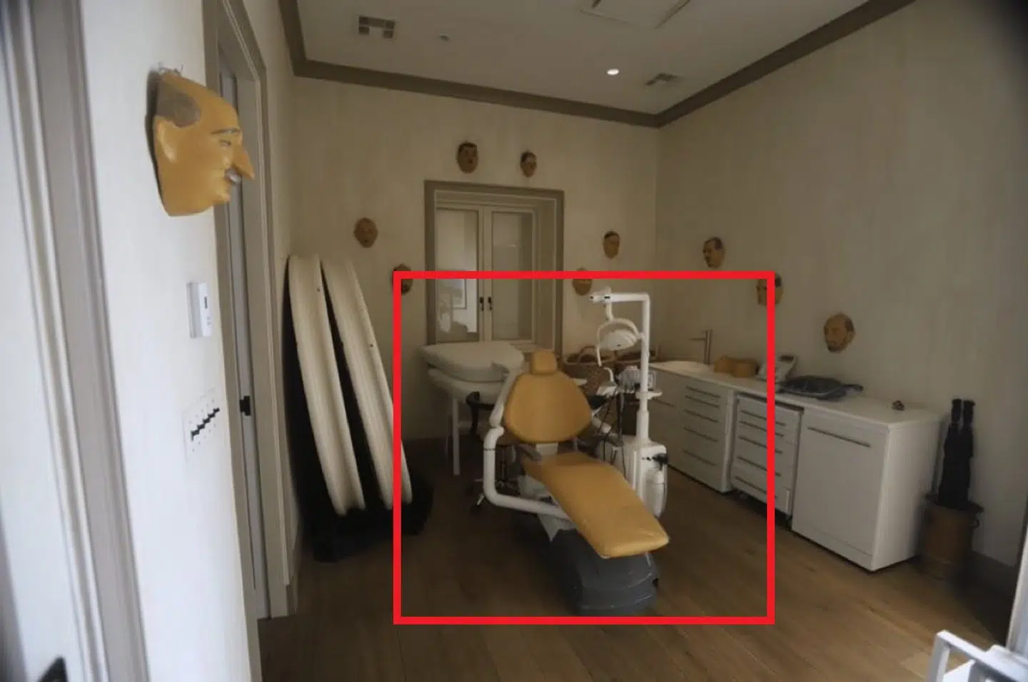 Billedet med tandlægestolen fra Jeffrey Epsteins berygtede ø.
