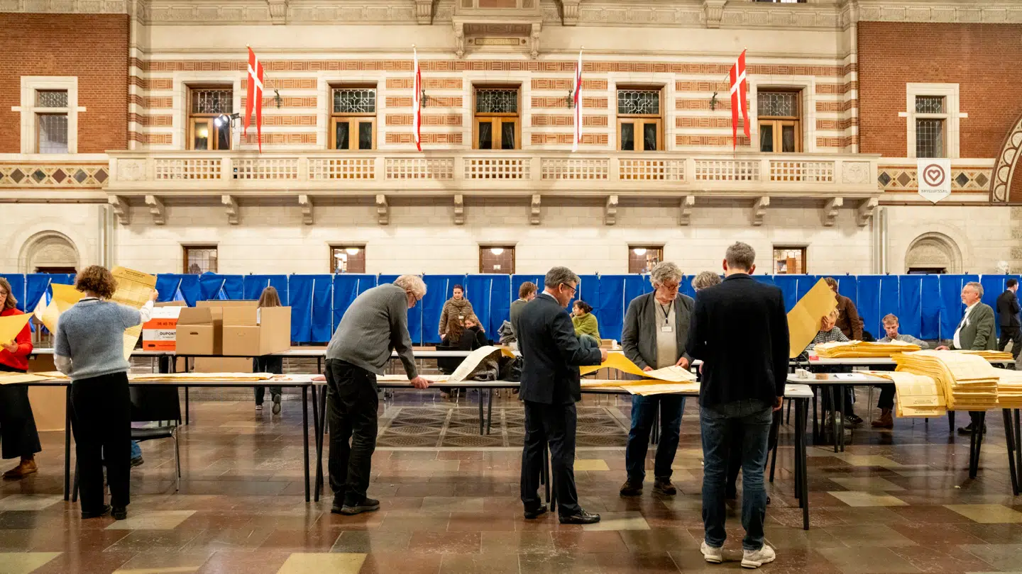 Her ses et billede af stemmeoptællingen på Københavns Rådhus, efter der 18. november blev afholdt kommunalvalg.