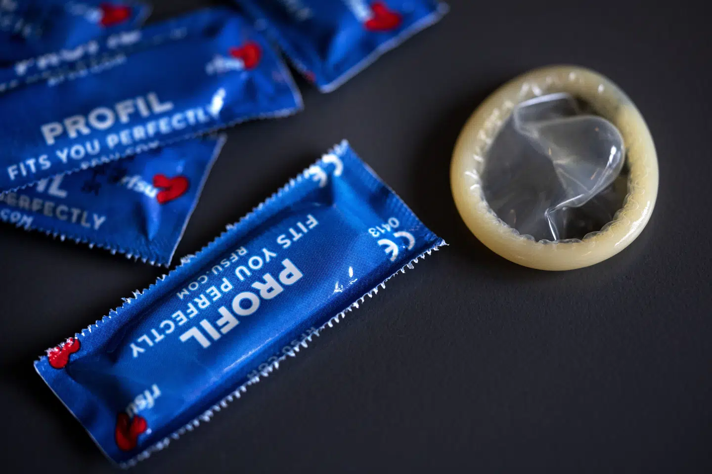 Kondom beskytter mod smitte med sexsygdommen mycoplasma genitalium, som smitter ved samleje. (Arkivfoto).