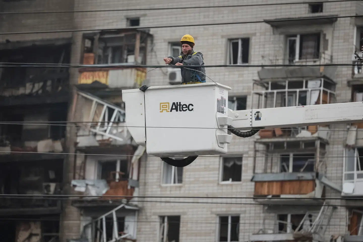 En elektriker forsøger at reparere et kabel efter et russisk angreb sidste søndag i Kyiv-området. Torsdag har Rusland igen rettet angreb mod Ukraines energiinfrastruktur. (Arkivfoto).