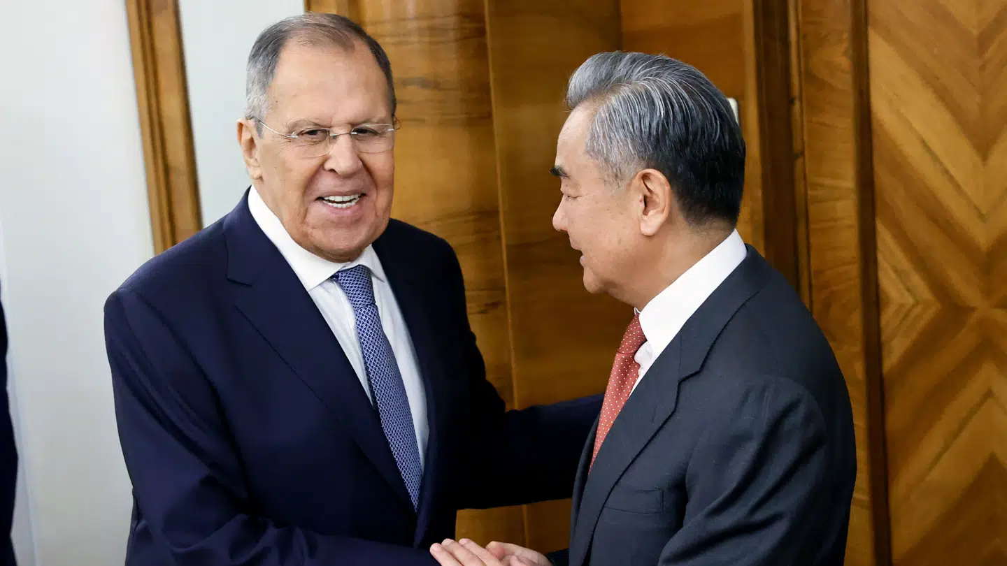 Den russiske udenrigsminister, Sergej Lavrov, med sin kinesiske kollega Wang Yi.