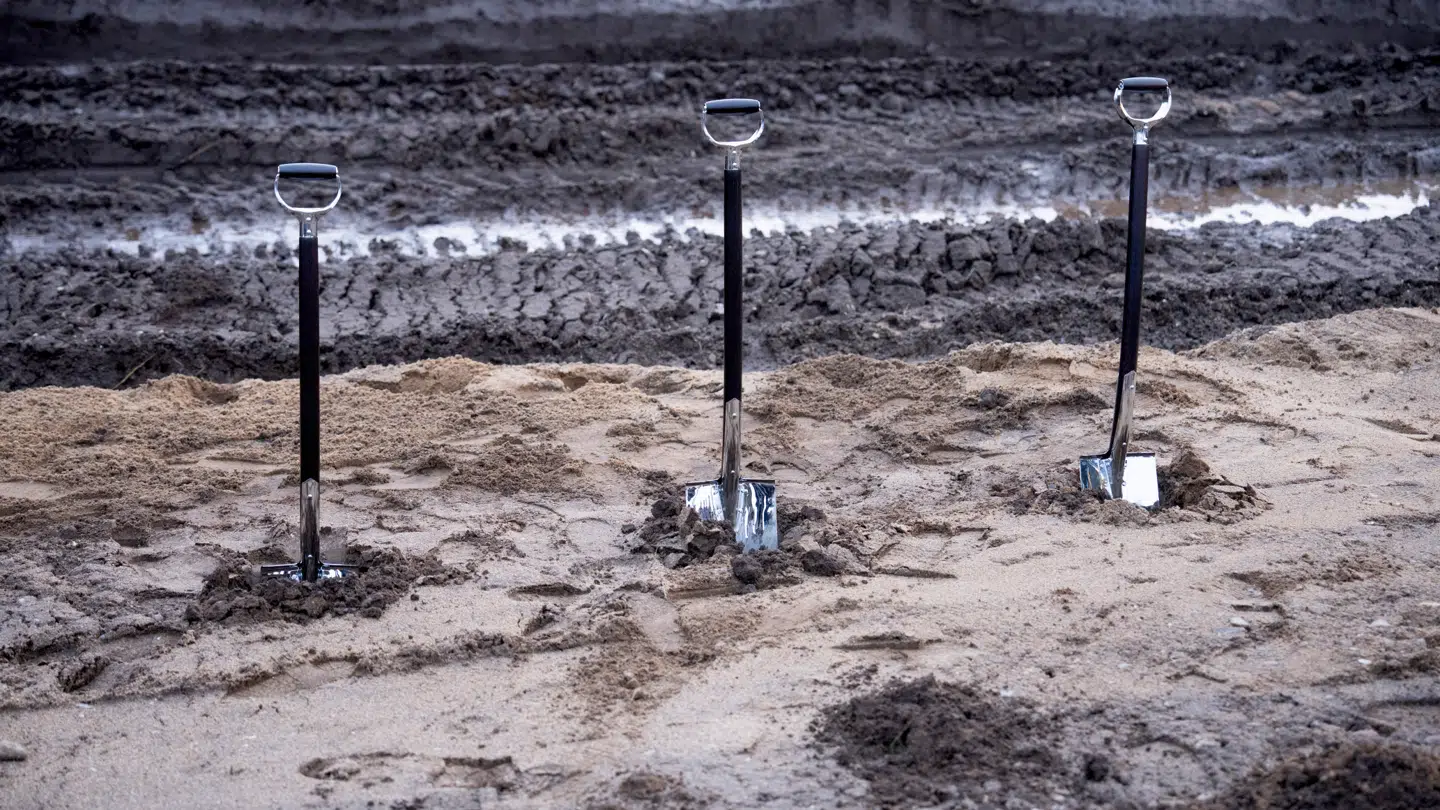 Første spadestik på Fire Points fabrik i Vojens blev taget mandag den 1. december 2025.