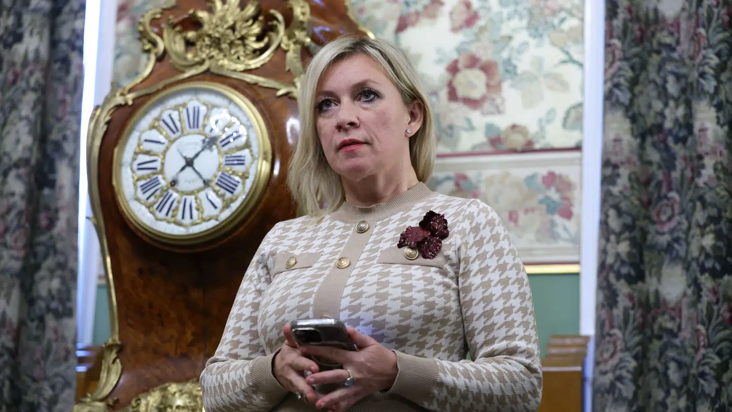 »Danmark blev det første land til at støtte terrorregimet i Kyiv og har lagt territorium til produktion af våbendele. Det bidrager dermed til kamphandlinger mod fredelige byer i vores land,« siger Maria Zakharova torsdag.