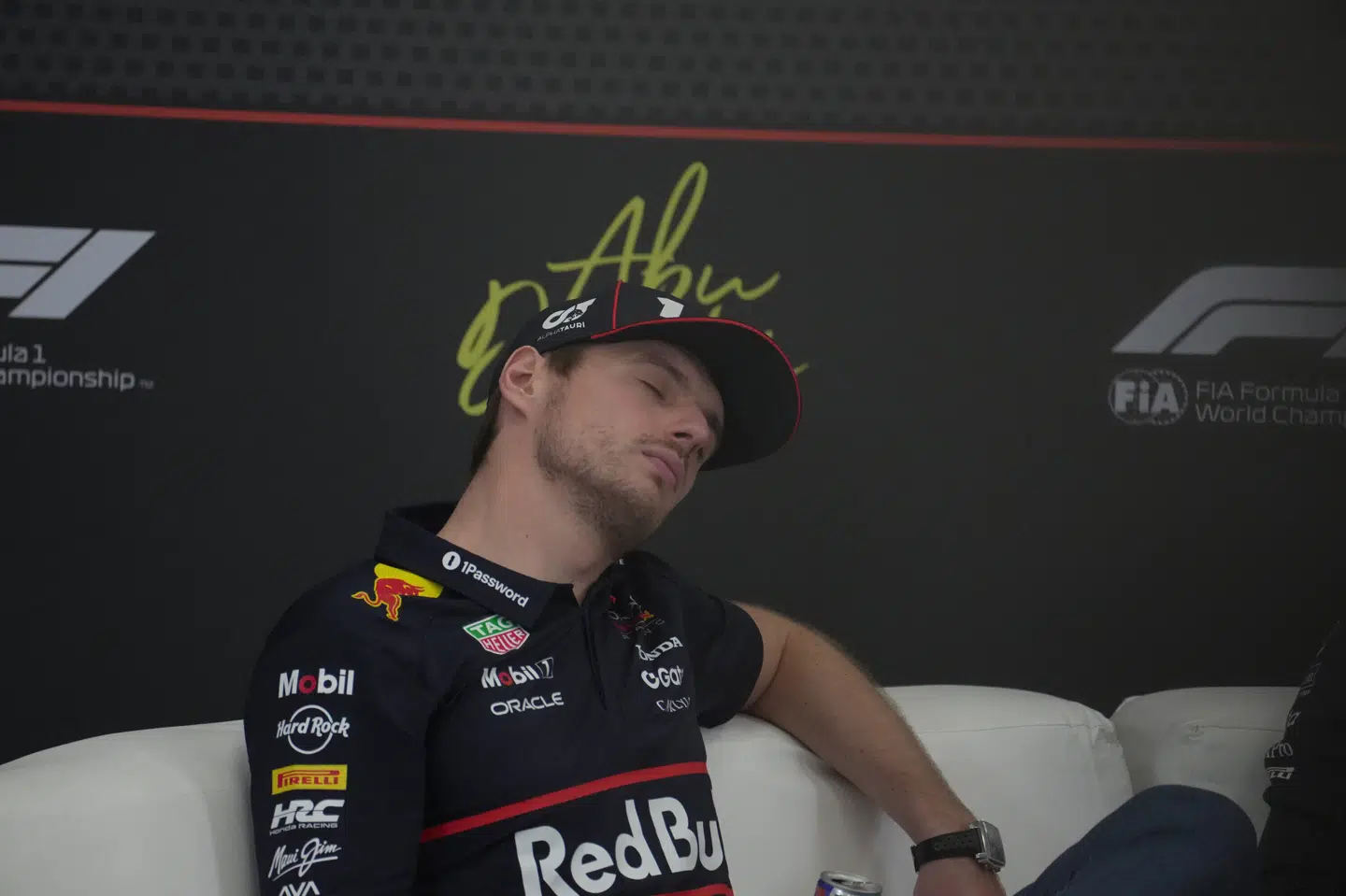 Red Bulls Max Verstappen er afslappet til pressekonferencen før sæsonfinalen i Abu Dhabi og siger, at han har "intet at tabe".