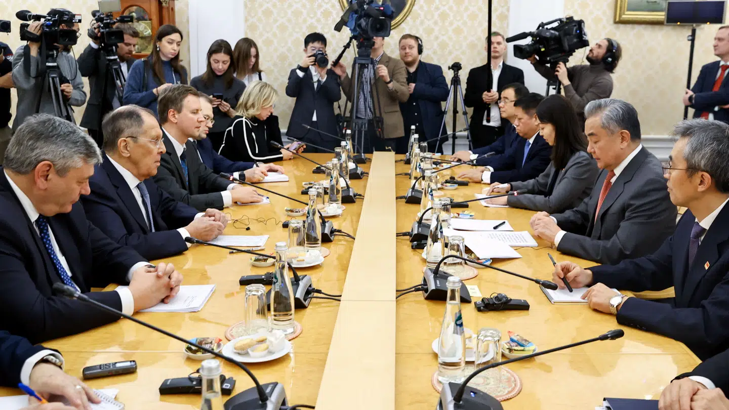 Et officielt billede fra mødet mellem Sergej Lavrov og Wang Yi tirsdag 2. december.