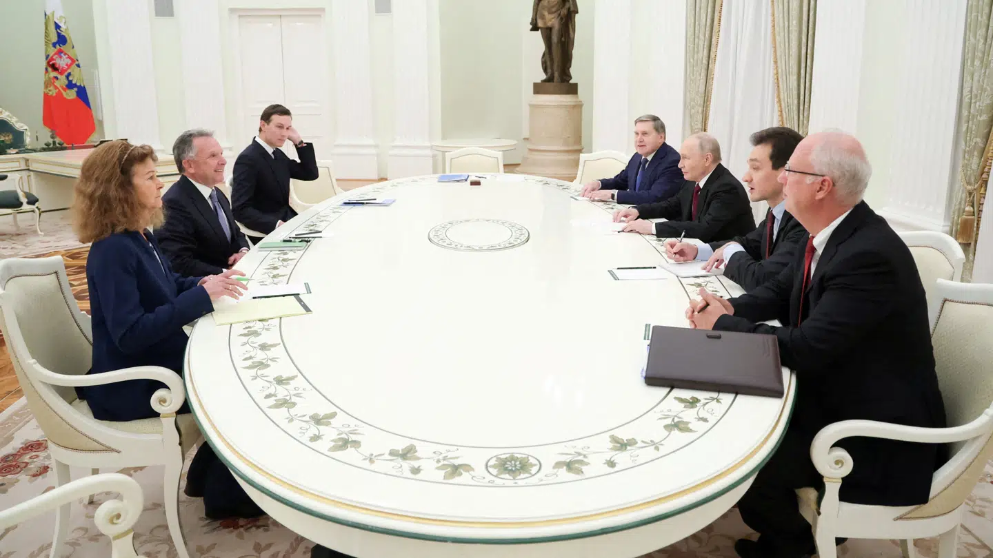 Ikke langt fra Lavrov og Wang Yis møde i Moskva fandt et andet betydningsfuldt møde sted. Det var mellem Trumps særlige udsending Steve Witkoff, Trumps svigersøn Jared Kushner og så den russiske præsident, Vladimir Putin.