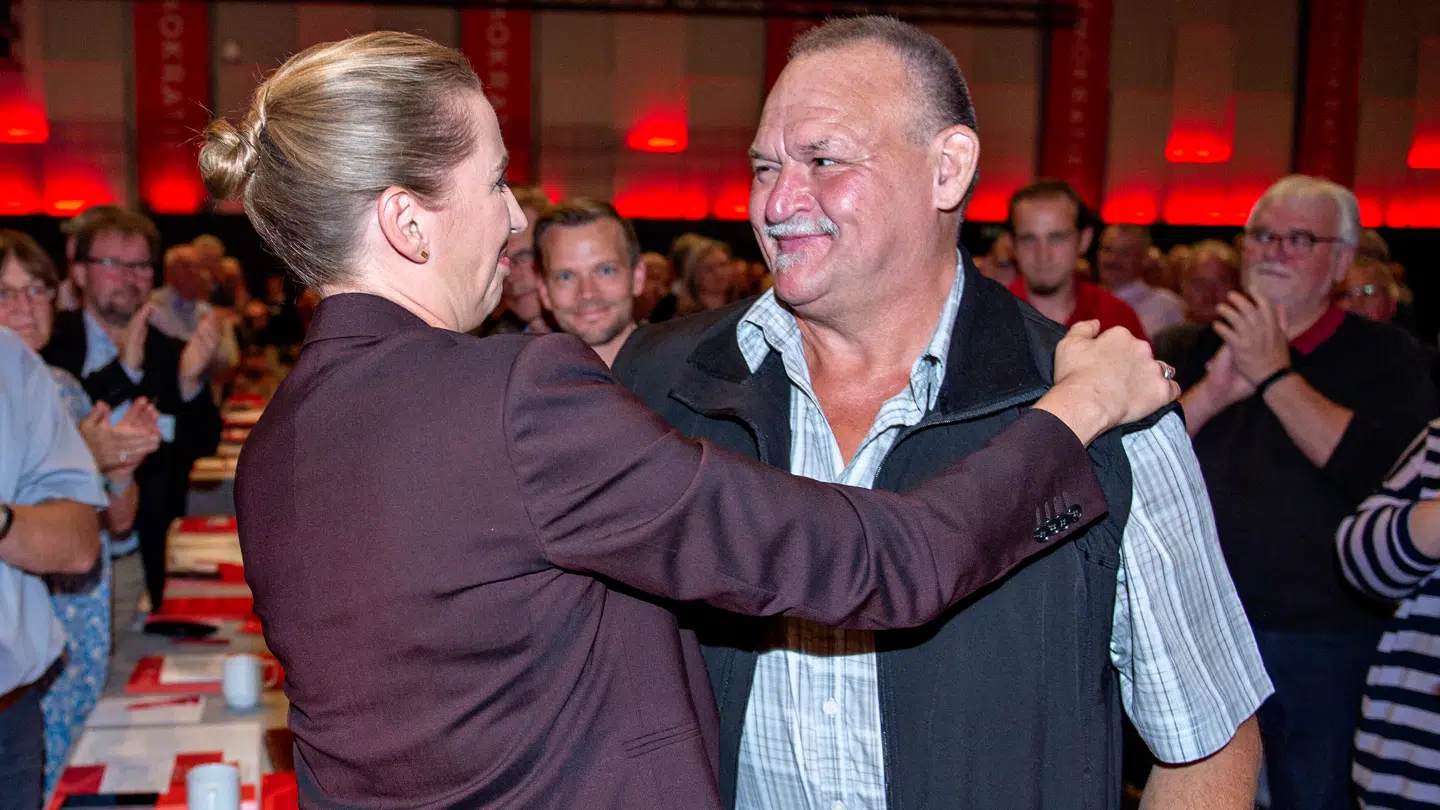 Her ses Socialdemokratiets formand, statsminister Mette Frederiksen, hilse på Arne Juhl efter hendes tale under Socialdemokratiets kongres i 2019.