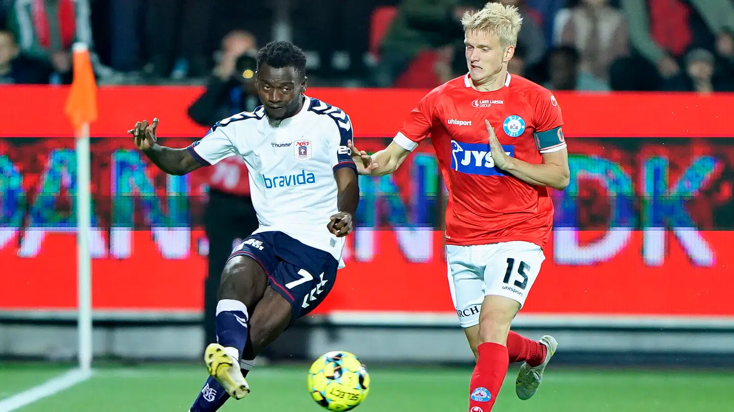 Gustav Dahl spillede 71 kampe for Silkeborgs førstehold. Her ses han i aktion mod Mustapha Bundu i 2021.