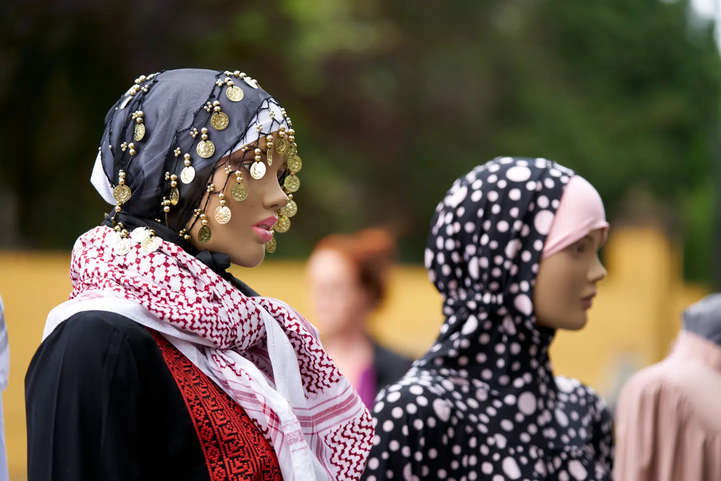 Østrig er klar med et forslag om at forbyde tørklædet for piger under 14 i skoler i 2026. Ifølge avisen Der Standard vil forslaget berøre godt 12.000 elever. På billedet ses en mannequin med tørklæde foran forretning på Nørrebrogade, København, 2. juni 2021.