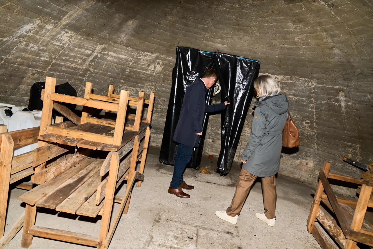 Der er plads til forbedring af landets beredskab, mener Jørgen Jelstrup. Her besigtiger minister for samfundssikkerhed og beredskab Torsten Schack Pedersen (V) et beskyttelsesrum i København, 28. oktober 2025.