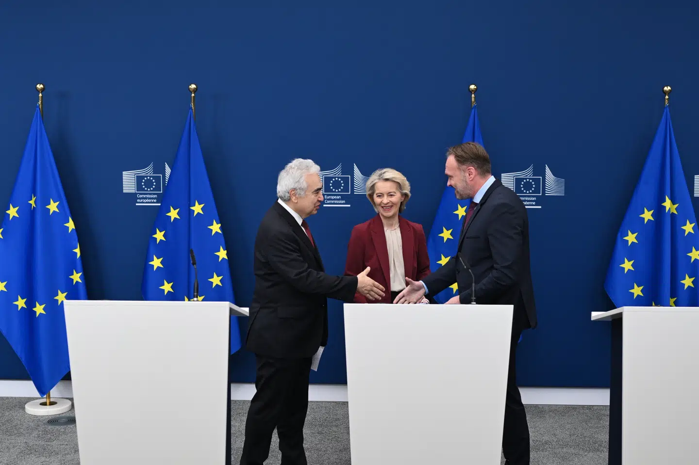 Fatih Birol, administrerende direktør for Det Internationale Energiagentur (IEA), Ursula von der Leyen, Europa-Kommissionens formand, og Dan Jørgensen, EU-kommissær for energi og boliger, efter pressemødet den 3. december 2025. Foto: Harry Nakos, Scanpix