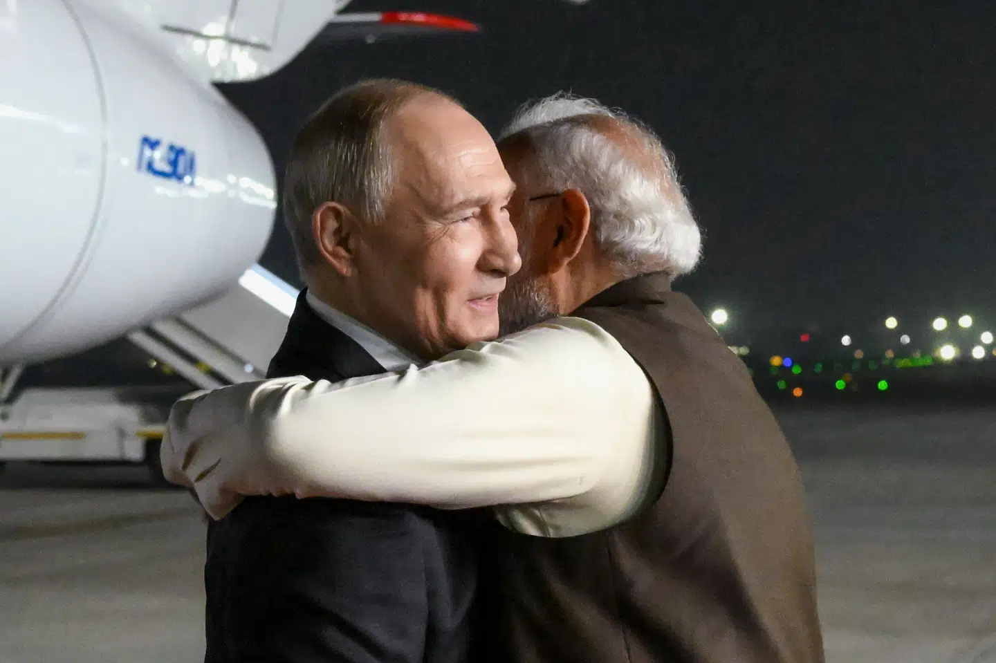 Den russiske præsident, Vladimir Putin, er ankommet til Indien på et todages besøg, hvor han er blevet omfavnet af premierminister Narendra Modi. Indien og Rusland har været nære allierede i årtier, skriver BBC.