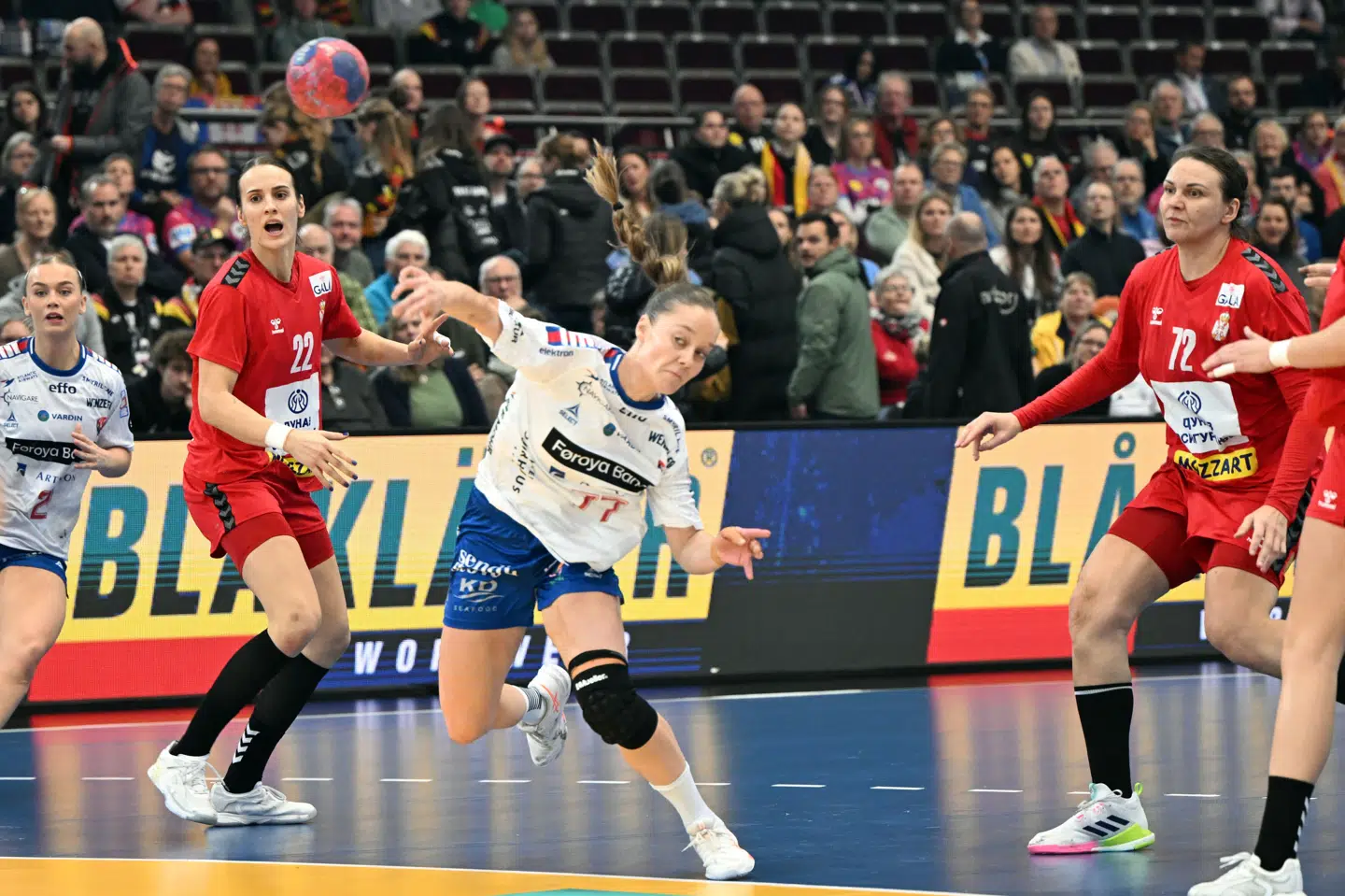 Jana Mittun udlignede på straffekast mod Serbien få sekunder før tid.