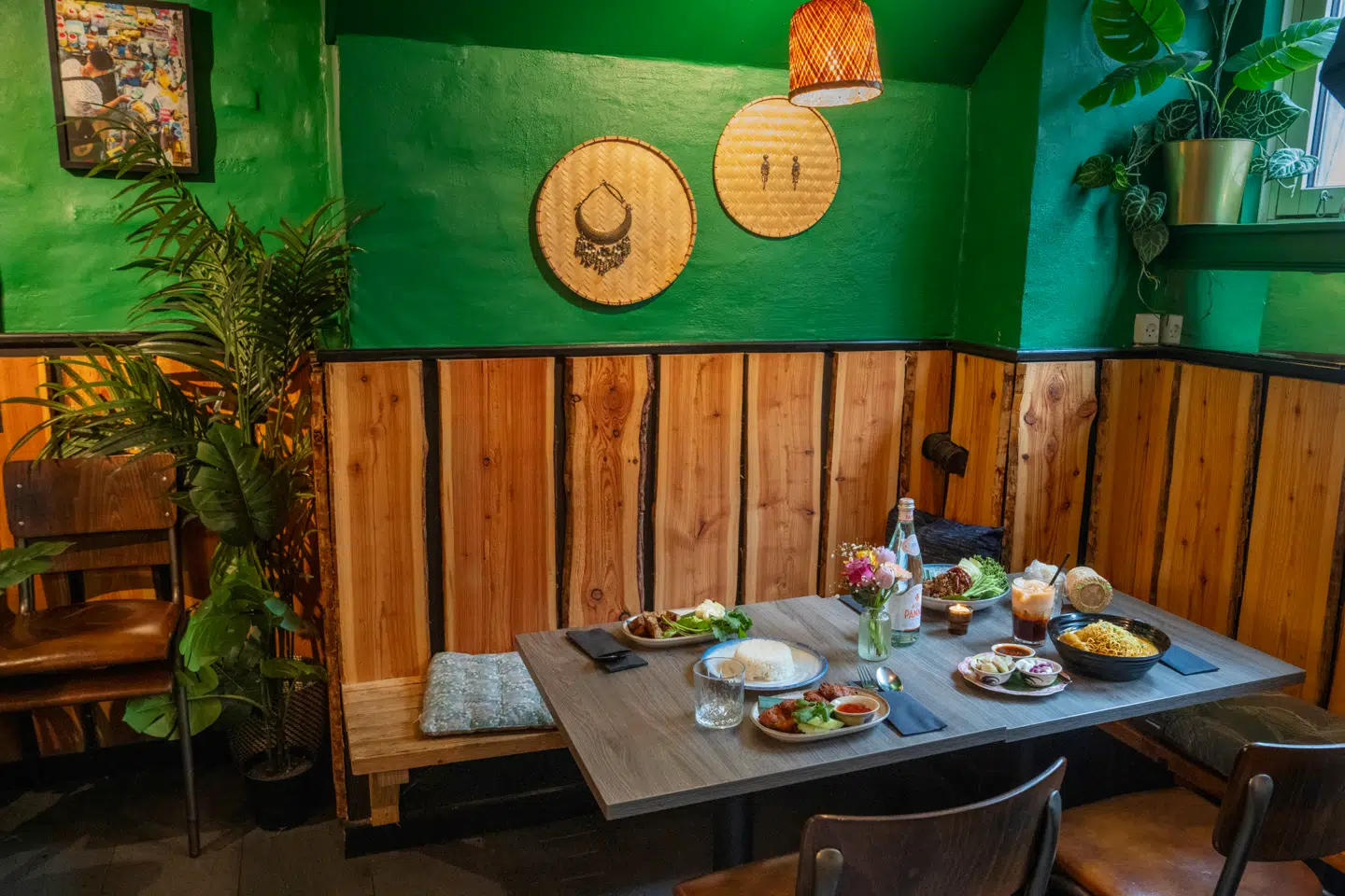 Der serveres skarpe retter fra det nordlige Thailand, som sjældent ses her i byen.