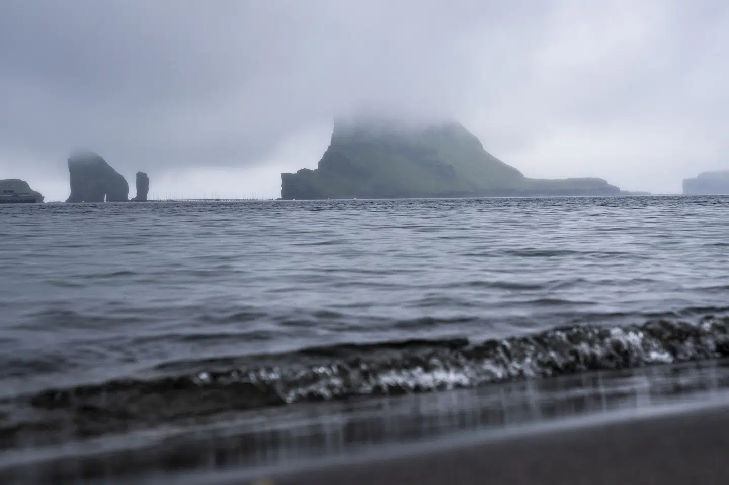 Torsdag blev der vedtaget en ny abortlov i Færøerne, så kvinder kan få fri abort til udgangen af 12. graviditetsuge. Billedet af den færøske ø Tindhólmur er taget i forbindelse med Mette Frederiksens besøg i juni. (Arkivfoto).