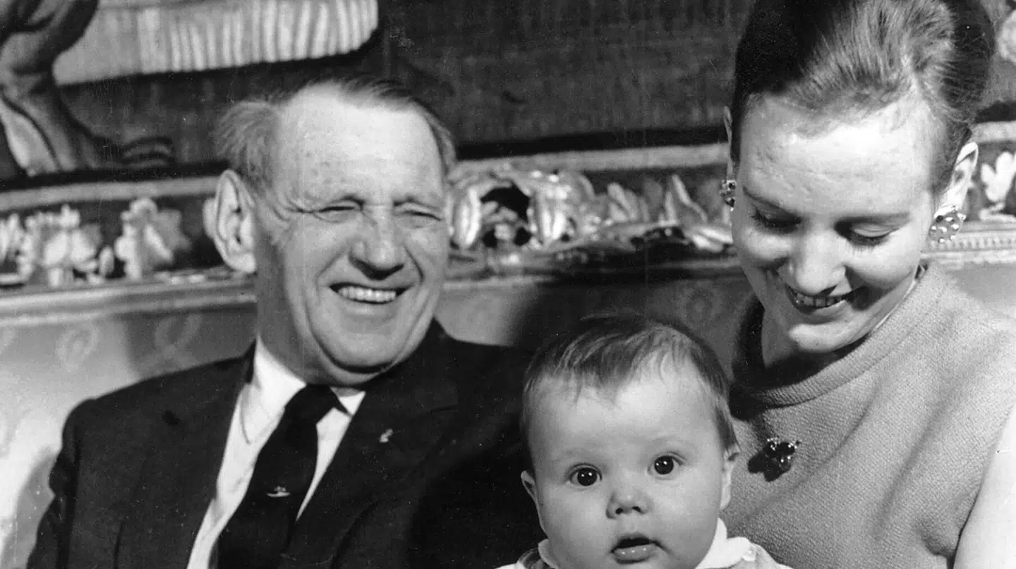 Den nuværende Kong Frederik på skødet af sin mor, Dronning Margrethe. Morfar Kong Frederik den IX ses ved siden af.