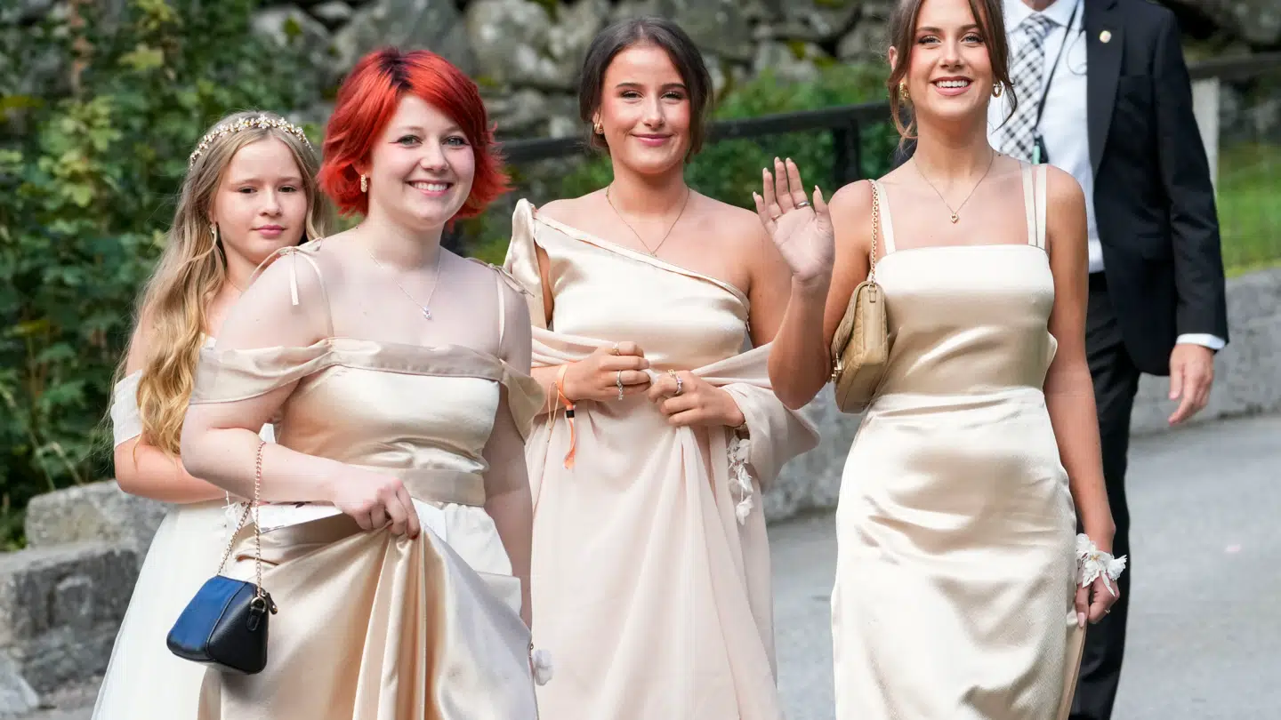 Märtha Louises tre døtre fotograferet til brylluppet med Durek Verrett. Det er Leah Behn længst til højre. (Arkivfoto)