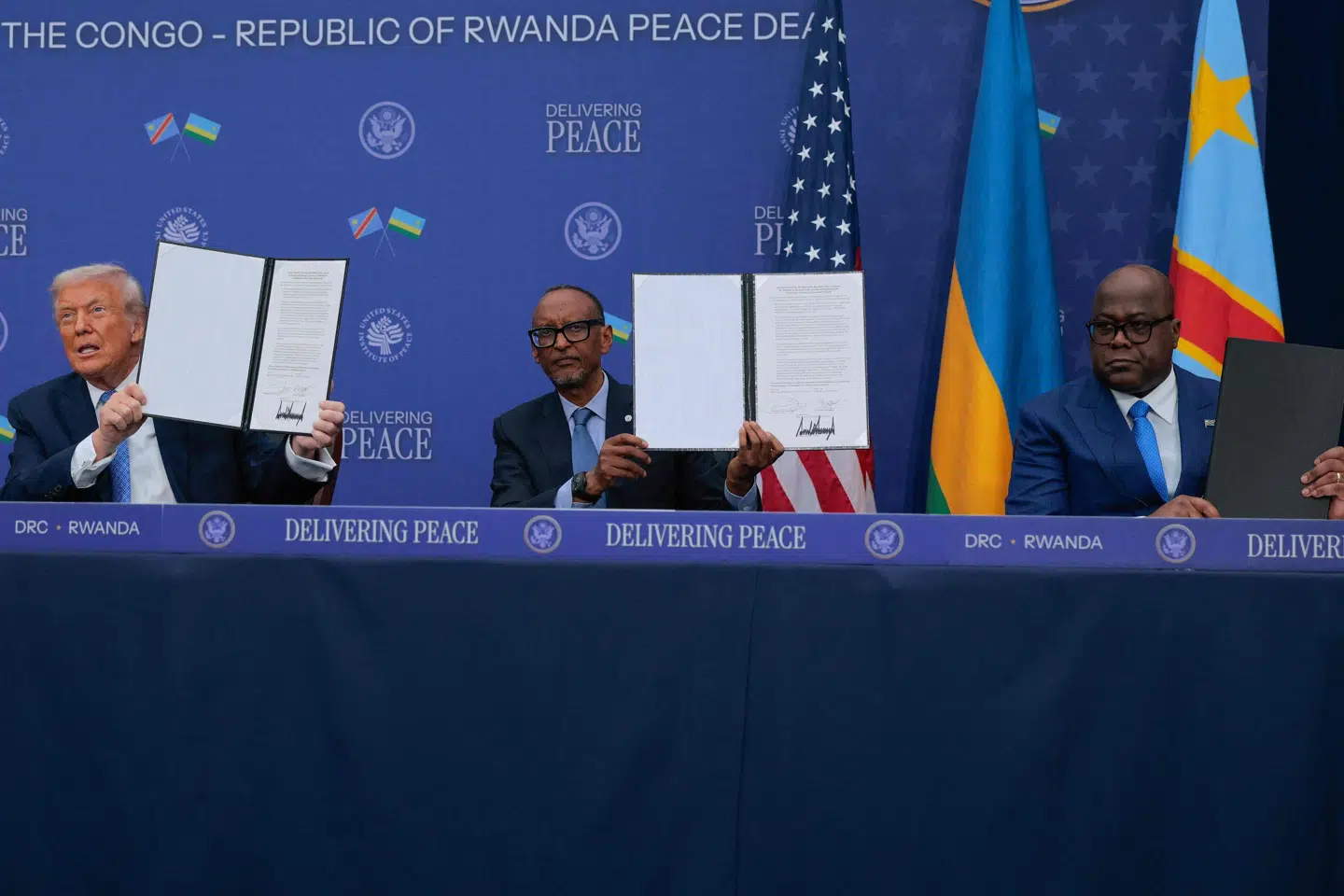 Rwandas præsident, Paul Kagame, (i midten) og Congos præsident, Félix Tshisekedi, har torsdag underskrevet en fredsaftale i USA sammen med Donald Trump, på trods af at volden er blusset op igen den senere tid.