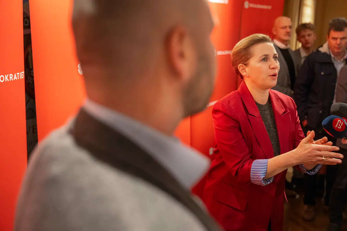 Mette Frederiksen svarer på spørgsmål fra pressen i forbindelse med Socialdemokratiets knap-så-meget-valgfest ved kommunalvalget.