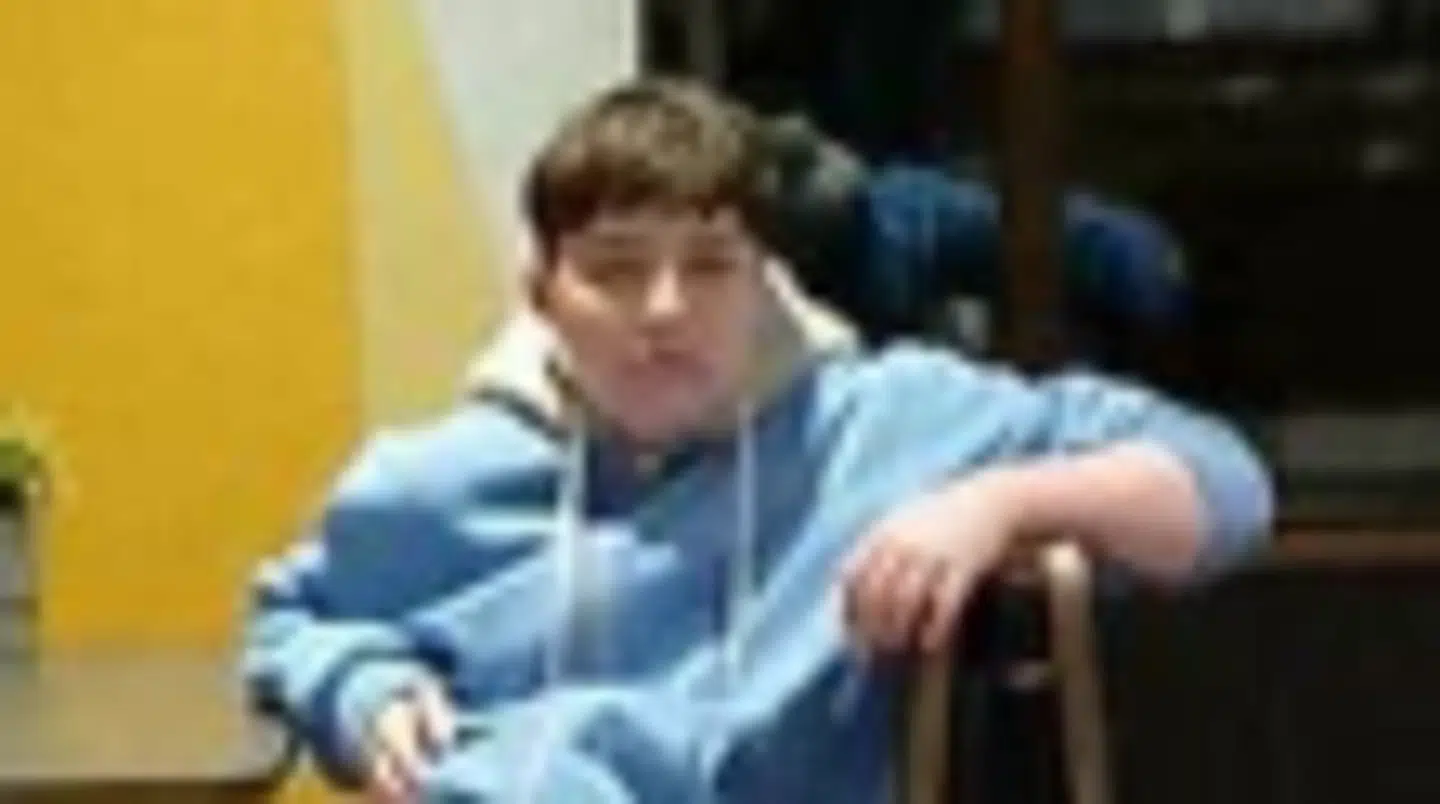 Billedet af Casper med den blå hættetrøje.