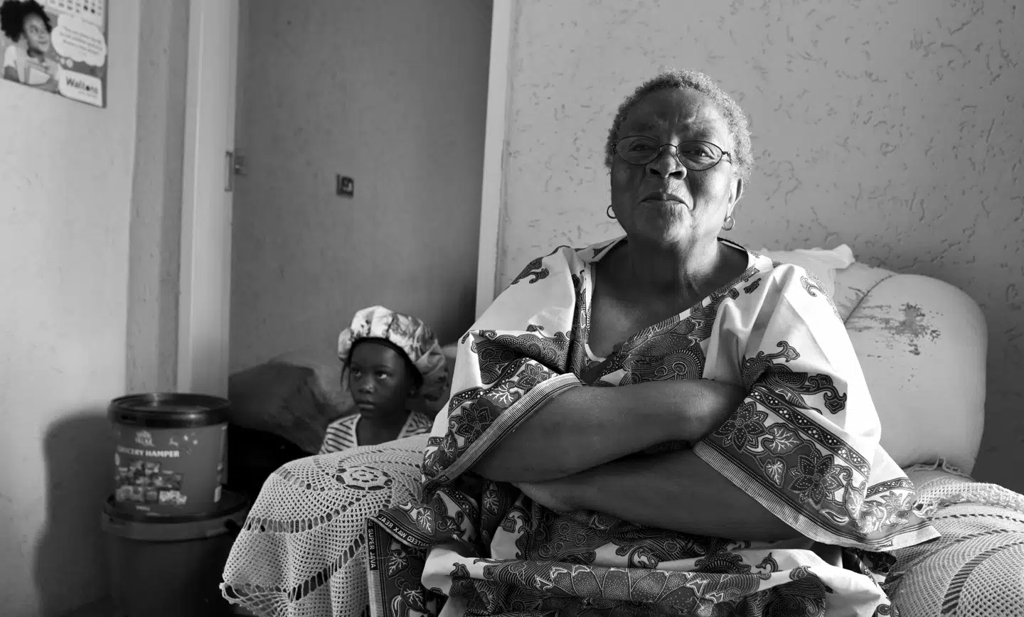 Joyce Tubi Figeli med sit barnebarn.