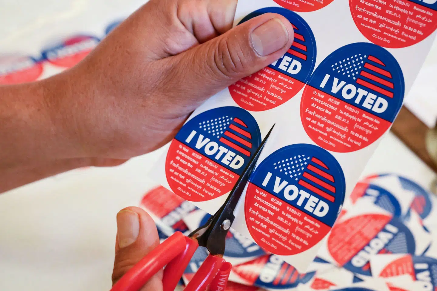 "Jeg har stemt"-klistermærker blev uddelt ved et valgsted i Los Angeles i Californien den 4. november, hvor et nyt valgkort blev godkendt med et stort flertal. Det kan give Demokraterne op mod fem pladser i Repræsentanternes Hus. (Arkivfoto).