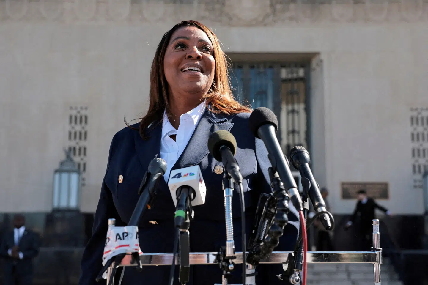 Den amerikanske delstat New Yorks justitsminister, Letitia James, talte den 24. oktober med pressen i delstaten Virginia, efter at hun havde nægtet sig skyldig i Trump-administrationens anklager mod hende. (Arkivfoto).