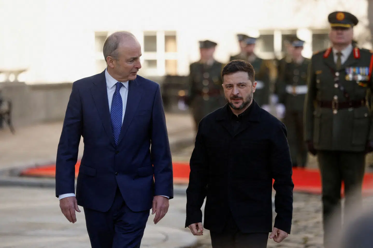 Volodymyr Zelenskyj ankom mandag til Irland. Her ses han med Irlands premierminister, Micheal Martin, under besøget.