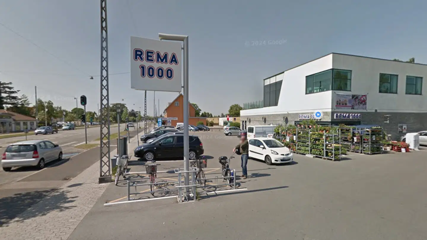 En mand begik torsdag aften røveri mod Rema 1000 i Greve. Efterfølgende stak han af via Hundige Strandvej, oplyser Midt- og Vestsjællands Politi.