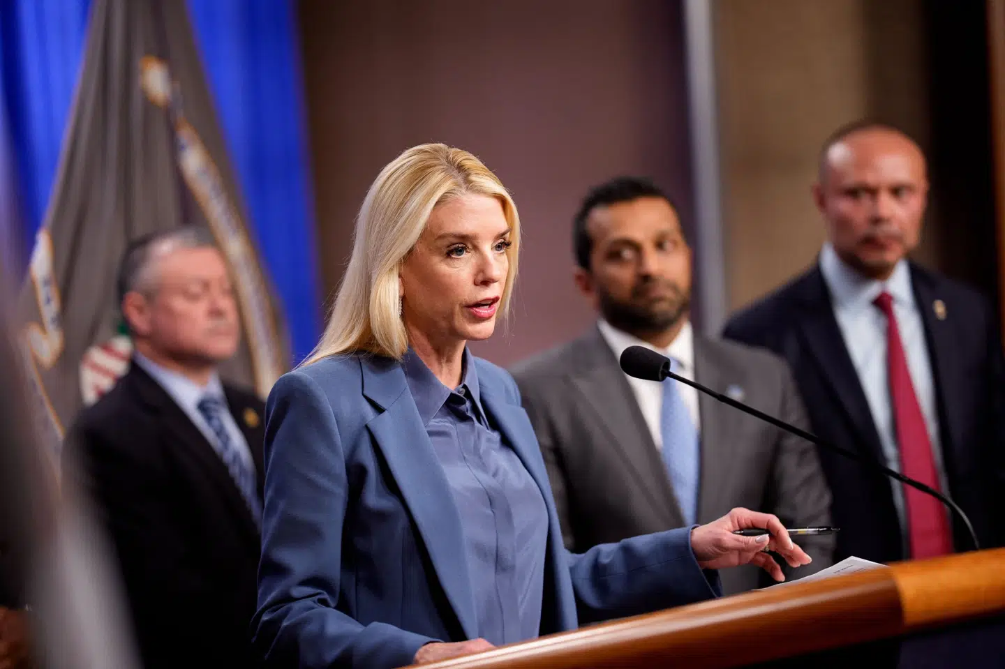 USA's justitsminister, Pam Bondi, fortæller på et pressemøde natten til fredag dansk tid, at en 30-årig mand er anholdt for at have placeret rørbomber nær Demokraternes og Republikanernes hovedkvarterer i Washington D.C. den 5. januar 2021.