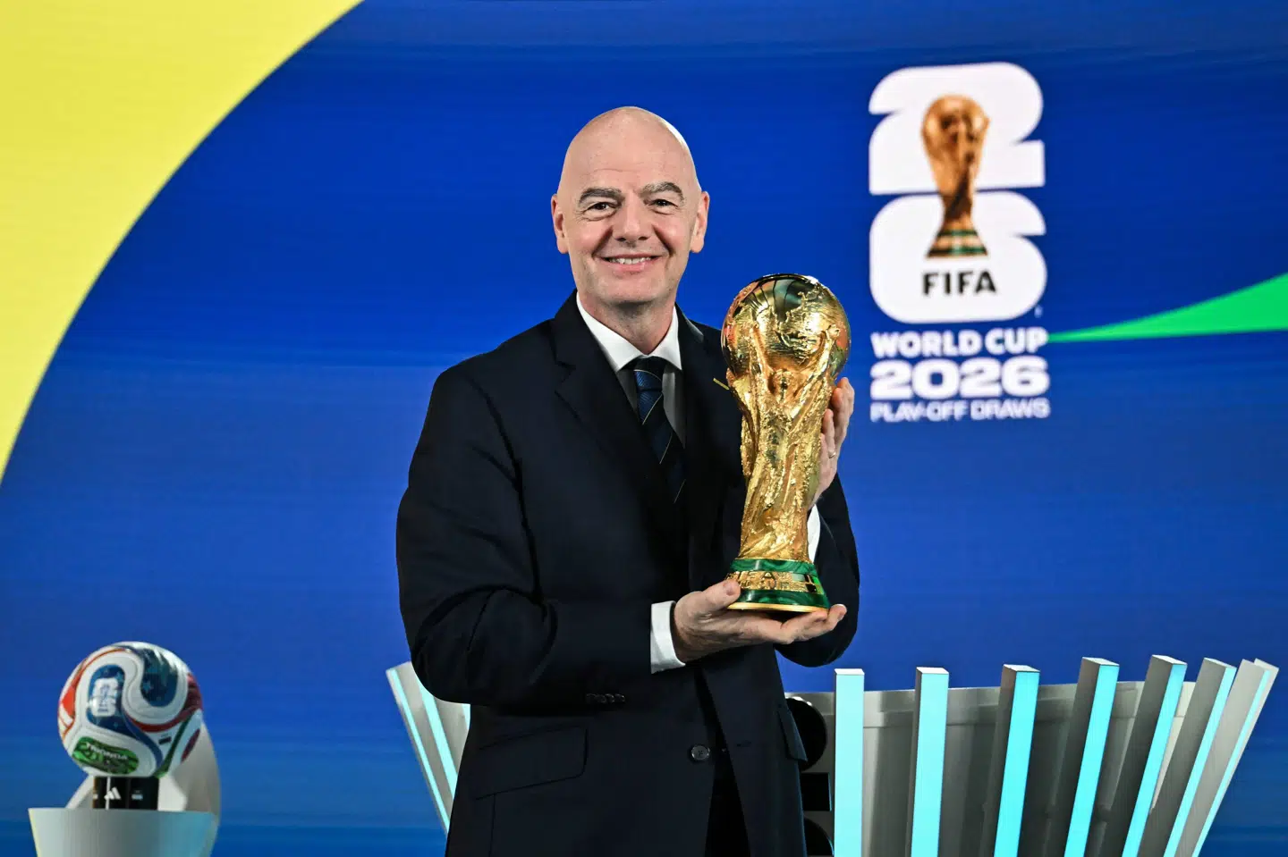 Fifa-præsident Gianni Infantino viser VM-trofæet frem ved lodtrækning til den europæiske playoff. (Arkivfoto).