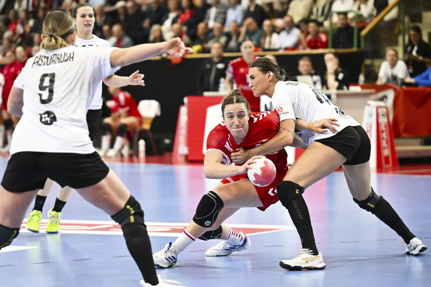 Ifølge Nanna Hinnerfeldt er Tabea Schmid så stærk i duelspillet, at hun kan komme til afslutning, nærmest uanset hvor presset hun er.