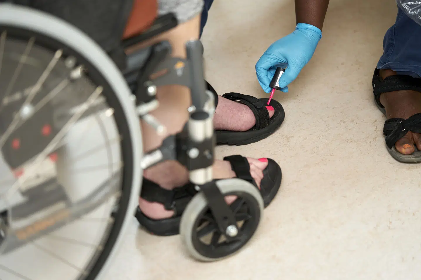 En ny undersøgelse viser, at 91 procent af de deltagende beboere på plejehjem er tilfredse eller meget tilfreds med den hjælp, de får. På billedet ses en medarbejder, der lakerer tånegle på en beboer på et plejehjem. Det er taget 15. juni 2021 i Kalundborg. (Arkivfoto).