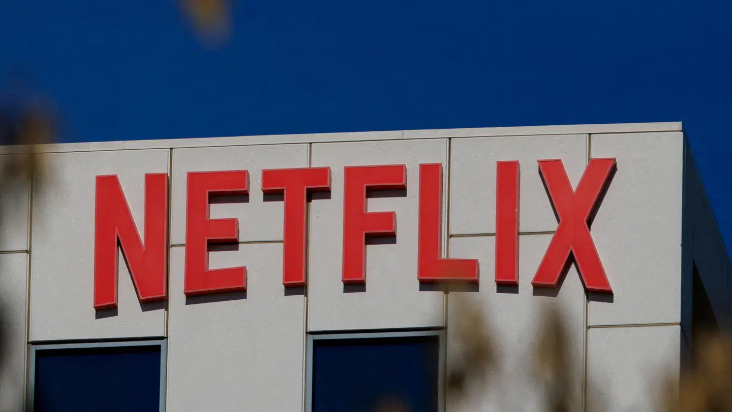 En skelsættende aftale kan være på vej: Streaminggiganten Netflix har budt 32 mia. dollar for at overtage nogle af Warner Bros. Discoverys aktiver, herunder HBO Max.