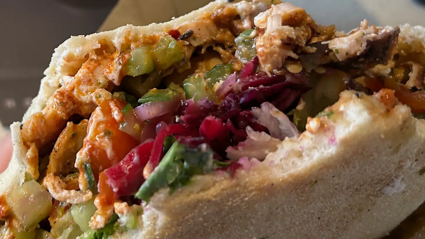 B.T.s Henrik Ørholst har været en tur i Aarhus og spist hos De Fyrretyve Røvere.