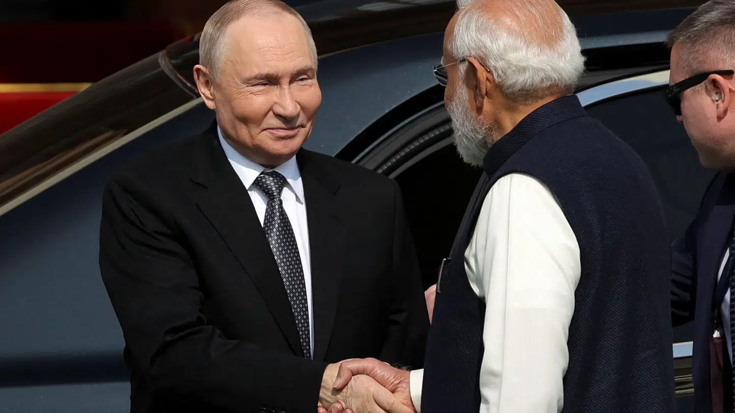 Præsident Vladimir Putin trykker hånd med Indiens premierminister Narendra Modi fredag under sit statsbesøg i landet.