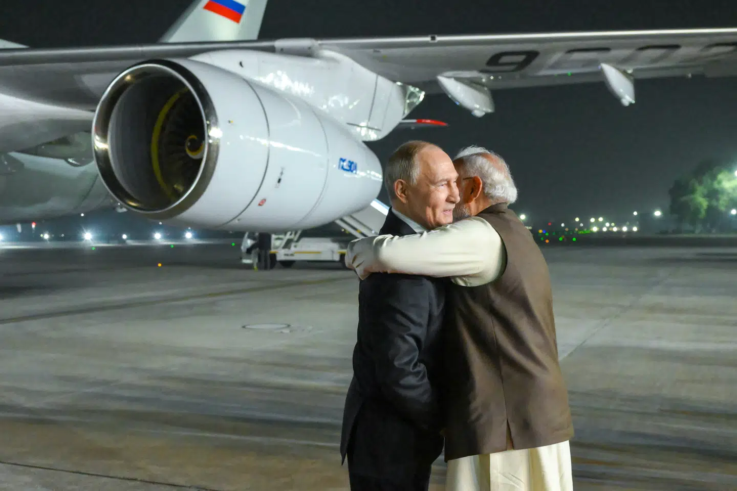 Den russiske præsident, Vladimir Putin og Indiens premierminister, Narendra Modi, i omfavnelse under førstnævntes statsbesøg i Indien i denne uge.