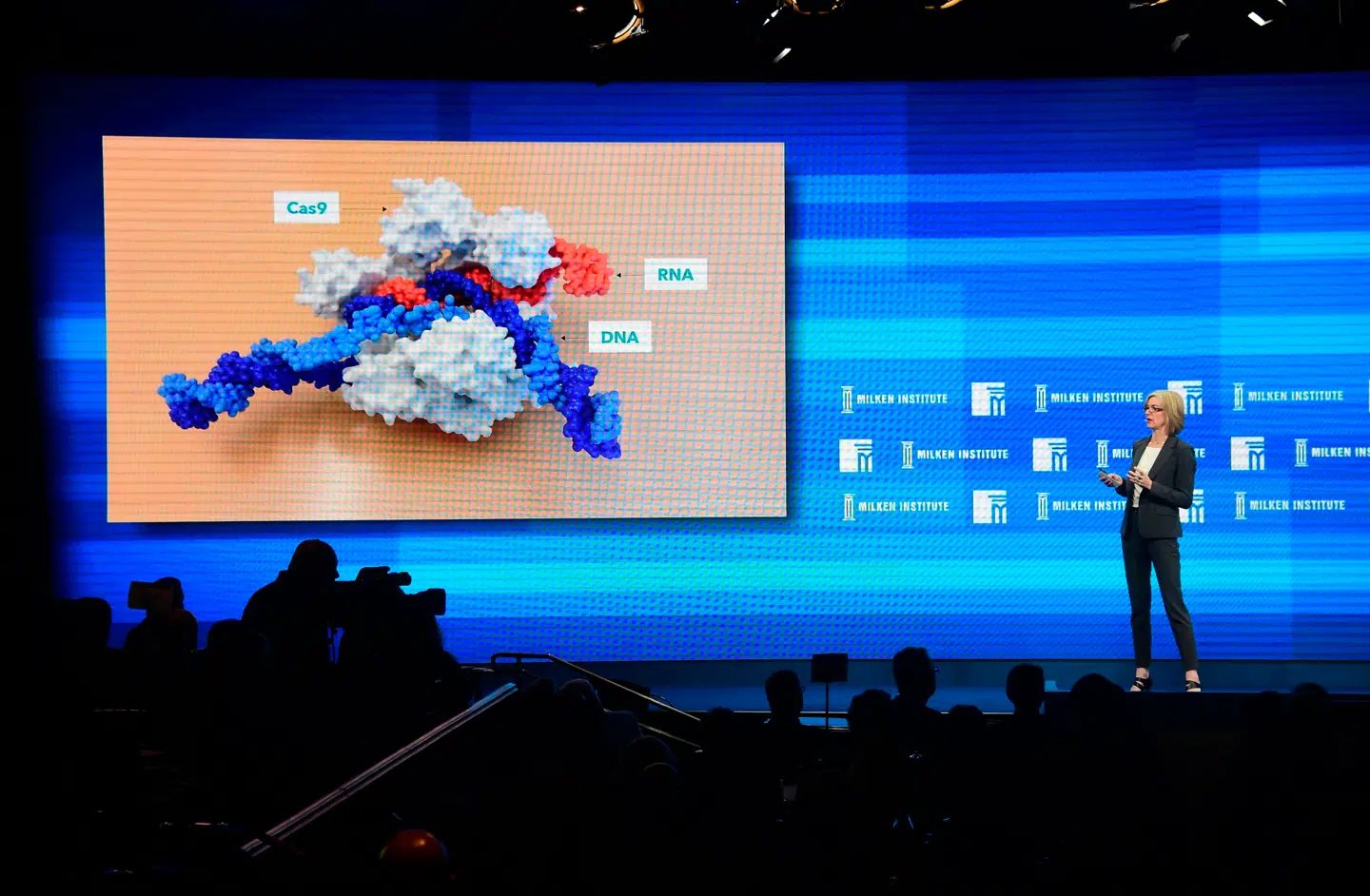 Jennifer Doudna forklarer, hvordan men er i stand til at klippe målrettet i dna. Foto: Frederic J. Brown / AFP