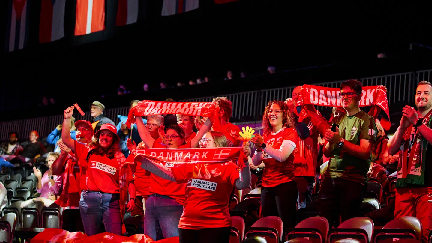 Der er heldigvis danske fans til stede under Danmarks kampe i Holland. Men der står alligevel tusindvis af tomme sæder.