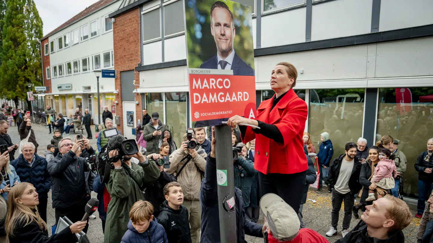 Her ses statsminister Mette Frederiksen (S) ophænge Socialdemokratiets valgplakater til kommunal- og regionalvalget 2025 sammen med borgmester Marco Damgaard (S) i Herlev.