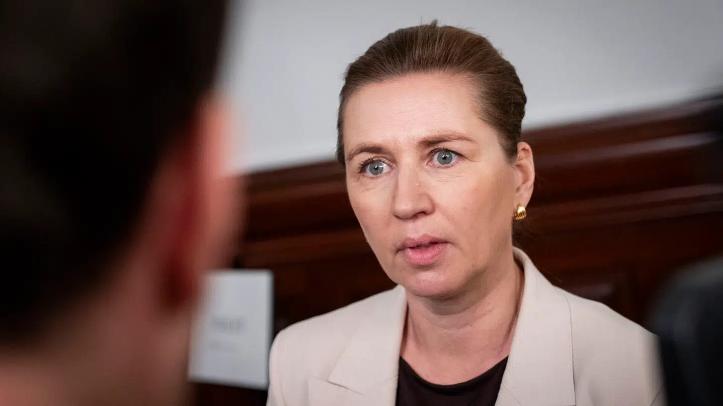 Statsminister Mette Frederiksen (S) er sat under et »dobbeltpres«, lyder det fra B.T.s politiske analytiker, Henrik Qvortrup.