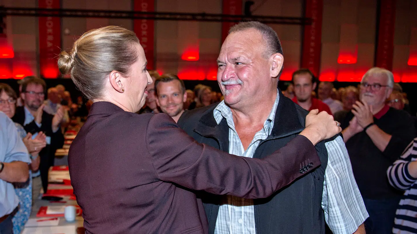 Her ses, da Socialdemokratiets formand, statsminister Mette Frederiksen, hilser på Arne Juhl under Socialdemokratiets kongres i 2019.