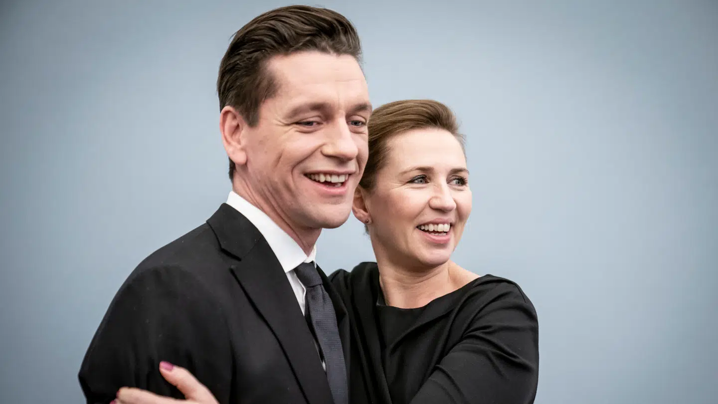 Her ses beskæftigelsesminister Kaare Dybvad Bek sammen med statsminister Mette Frederiksen stå og smile. Men tilbyder hun ham posten som spidskandidat i København frem til næste kommunalvalg, er svaret et klart nej.