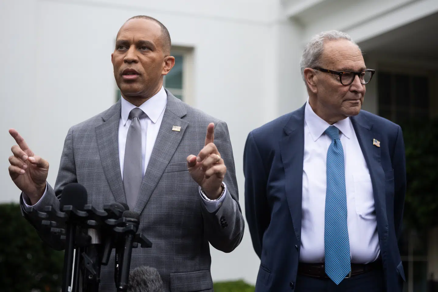 Hakeem Jeffries (til venstre) og Chuck Schumer har udarbejdet en plan, der skal ramme Republikanerne de kommende mange måneder.