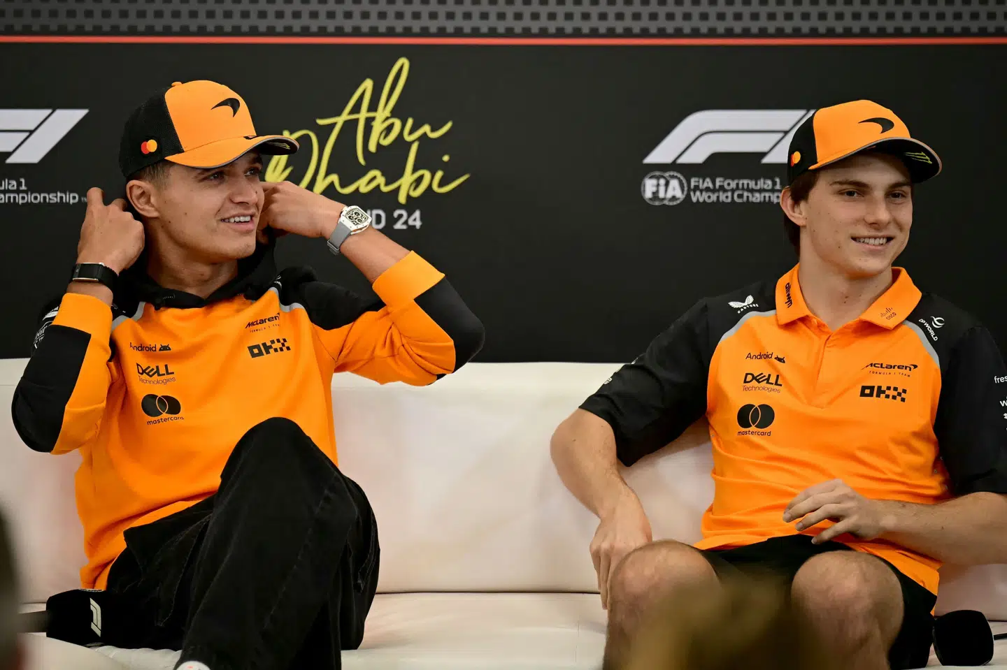 McLarens Lando Norris (venstre) og Oscar Piastri (højre) til pressemøde før sæsonfinalen i Abu Dhabi, hvor begge har muligheden for at tage VM-titlen.